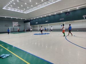 Jasa Pembuatan Lapangan Futsal Profesional dan BergaransiOlahraga futsal merupakan salah satu bisnis penyewaan lapangan dan fasilitas olahraga yang menjanjikan keuntungan jangka panjang. Namun, keberhasilan usaha bisnis ini sangat bergantung pada kualitas permukaan lapangan yang digunakan. Solusi Lapangan hadir sebagai penyedia jasa pembuatan lapangan futsal profesional dan terpercaya, siap mewujudkan lapangan futsal berkualitas tinggi untuk kebutuhan bisnis penyewaan komersial, gedung olahraga sekolah, instansi pemerintah, hingga area fasilitas perumahan Anda.Keunggulan & Manfaat Menggunakan Solusi LapanganMembangun lapangan futsal dengan material dan spesifikasi yang tepat sangat menentukan tingkat keamanan pemain serta efisiensi biaya pemeliharaan. Berikut adalah keunggulan layanan kami dibanding penyedia jasa lainnya:Penyerap Benturan Maksimal (Safety & Anti-Injury): Pilihan lapisan lantai seperti Rumput Sintetis (Synthetic Turf) bertabur rubber granule atau Vinyl PVC Sport Floor memberikan efek bantalan yang nyaman, meredam benturan saat pemain jatuh, dan menjaga kesehatan sendi serta lutut.Pergerakan Bola Lancar dan Presisi: Permukaan rumput sintetis maupun lantai interlocking dipasang rata tanpa undakan (seamless), menghasilkan alur guliran bola yang cepat dan pantulan yang konsisten.Daya Tahan Tinggi & Tahan Lama: Menggunakan material berkualitas grade A yang tahan terhadap gesekan sepatu ful futsal, tidak cepat rontok, serta memiliki ketahanan warna yang awet meski digunakan secara terus-menerus.Sistem Drainase Bebas Genangan (Outdoor): Untuk tipe lapangan futsal outdoor, kami merancang sistem kemiringan lantai (sloping) dan drainase cepat agar air hujan langsung mengalir tanpa menyisakan genangan.Spesifikasi Detail Produk & Variasi UkuranKami menyediakan opsi variasi ukuran serta jenis lantai lapangan futsal yang disesuaikan dengan ketersediaan lahan dan konsep bisnis Anda:Ukuran Standar Lapangan Futsal Nasional:Panjang: 25 meter – 42 meterLebar: 15 meter – 25 meterUkuran Rekomendasi Bisnis Komersial: 26 meter x 16 meter (Luas bersih area bermain).Ukuran Standar Lapangan Futsal Internasional (FIFA):Panjang: 38 meter – 42 meterLebar: 20 meter – 25 meterUkuran Kustom (Lahan Terbatas):Penyesuaian dimensi area permainan (misal: 24m x 14m) untuk lahan pemukiman, sekolah, atau area pribadi.Spesifikasi Material Pilihan:Rumput Sintetis Futsal (Fibrillated & Monofilament):Tinggi Rumput: 50 mm (5 cm).Density/Kerapatan: 10.500 – 11.500 stiches/m².Infill Material: Pasir silika khusus dan Rubber Granule (karet hitam penyerap benturan).Lantai Interlocking Polypropylene (PP Tile):Ketebalan: 1.2 cm – 1.5 cm dengan sistem pengunci click/lock.Bahan: Polypropylene tahan sinar UV dan anti-pecah.Karpet Vinyl PVC Futsal Indoor:Ketebalan: 4.5 mm – 8.0 mm dengan lapisan high density PVC foam.Aksesoris Peralatan Futsal: Tiang gawang besi galvanis (2m x 3m), jaring gawang nylon tebal, jaring pengaman sekeliling (gawang & kelir netting), serta lampu sorot LED stadium.Tabel Estimasi Harga Pembuatan Lapangan Futsal1. Paket Pembuatan Lapangan Rumput Sintetis (Ukuran Standar 26m x 16m = 416 m²)Jenis Rumput SintetisSpesifikasi & Aksesoris TerpasangEstimasi Harga Per LapanganRumput Fibrillated 5 cmPasir Silika + Rubber Granule + Jaring Pengaman Keliling + GawangRp 130.000.000 – Rp 165.000.000Rumput Monofilament 5 cmPasir Silika + Rubber Granule Premium + Jaring Keliling + GawangRp 150.000.000 – Rp 190.000.0002. Paket Lapangan Interlocking Tile PP & Vinyl PVC (Ukuran Standar 26m x 16m)Jenis Finishing SurfaceSpesifikasi & Aksesoris TerpasangEstimasi Harga Per LapanganInterlocking PP TileTile Modular PP Anti-UV + Underlayer Cushion + Line + Jaring & GawangRp 120.000.000 – Rp 155.000.000Karpet Vinyl PVC 5.0 mmKarpet PVC Emboss + Welding Rod + Line Marking + Jaring & GawangRp 140.000.000 – Rp 180.000.000*Catatan: Biaya belum termasuk pekerjaan pondasi cor beton lantai dasar (jika lahan masih berupa tanah) serta struktur rangka baja/atap gedung.Tahapan Proses Kerja Solusi LapanganSurvei & Analisis Lokasi: Mengukur dimensi lahan, menguji tingkat kerataan tanah, serta mengevaluasi sistem saluran air di lokasi.Perencanaan & Perhitungan RAB: Menyusun transparansi Rencana Anggaran Biaya, pilihan variasi lantai, dan gambar tata letak proyek.Pekerjaan Preparasi Floor Base: Pengurugan, pemadatan tanah, dan pengecoran lantai beton bertulang (screeding/leveling) agar halus dan kokoh.Pemasangan Lapisan Surface: Pemasangan rumput sintetis (lengkap dengan penyebaran pasir silika & rubber granule), atau penyambungan tile interlocking / karpet vinyl.Pemasangan Jaring Pengaman & Line Marking: Pemasangan jaring keliling lapangan (safety net), tiang gawang, serta penarikan garis lapangan (line marking).Pemeriksaan Akhir & Quality Control: Pengujian kekuatan jaring, kerataan rumput/lantai, dan penyerahan lapangan yang siap digunakan.Area Layanan Solusi LapanganKami melayani jasa pembuatan, perbaikan, dan renovasi lapangan futsal secara profesional di wilayah Jakarta, Bogor, Depok, Tangerang, Bekasi (Jabodetabek), Subang, dan Bandung.Panduan Perawatan dan PemeliharaanPenyisiran Rumput Sintetis: Lakukan penyisiran serat rumput secara berkala (1–2 minggu sekali) menggunakan sikat ijuk/mesin sikat agar rumput berdiri tegak dan rubber granule terdistribusi rata.Penambahan Rubber Granule: Tambahkan butiran karet penyerap benturan jika lapisan infill mulai berkurang akibat aktivitas permainan harian.Pembersihan Rutin (Interlocking/Vinyl): Pel lantai interlocking atau vinyl dengan pembersih lantai secara berkala dan hindari genangan air yang mengendap lama.Penggunaan Sepatu Sesuai: Himbau pemain menggunakan sepatu futsal tipe Turf (untuk rumput) atau Rubber Sole (untuk vinyl/interlocking), serta dilarang memakai sepatu sepak bola berbahan besi.Informasi & Cara PemesananKonsultasikan rencana pembangunan atau renovasi bisnis lapangan futsal Anda bersama tim ahli terpercaya kami.Hubungi Bpk Adam di nomor 081315151013 (Telepon/WhatsApp) untuk mendapatkan penawaran estimasi biaya terbaik dan konsultasi proyek secara langsung.FAQ (Frequently Asked Questions)Berapa lama proses pengerjaan pembuatan lapangan futsal?Proses pemasangan rumput sintetis atau interlocking tile pada lantai beton yang sudah siap hanya memerlukan waktu sekitar 5 hingga 10 hari kerja.Mana yang lebih awet untuk lapangan futsal komersial, rumput sintetis atau interlocking tile?Kedua material ini sangat awet. Rumput sintetis paling favorit karena disukai pemain (seperti main di lapangan asli), sedangkan interlocking tile unggul dalam biaya pemeliharaan yang sangat minim dan perawatan yang mudah.Apakah Solusi Lapangan memberikan garansi?Ya, kami memberikan garansi pemeliharaan dan jaminan kualitas material resmi untuk memastikan kepuasan serta kenyamanan investasi Anda.